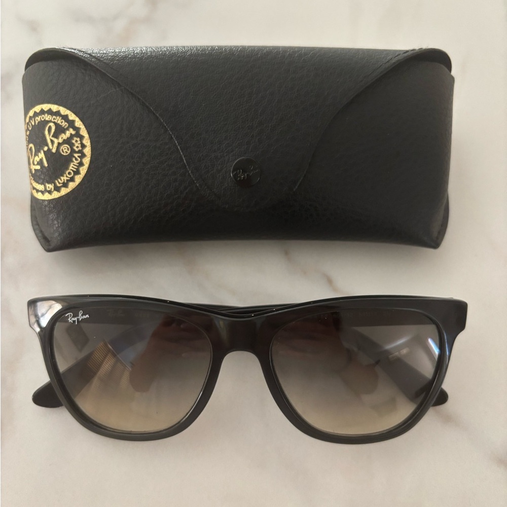 Ray-Ban Wayfarer RB4184 Unisex Sunglasses in Black - Picture 5 of 6